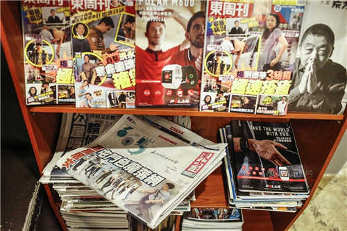 有一位香港客人每年都会付一万多让方先生帮忙订阅香港的报纸和杂志。虽然订阅后很少会看，但是对那位客人而言，只要看到杂志摆在那里，就会感到一丝亲切。