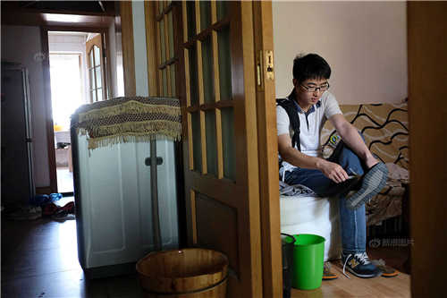 佟亚涛家里的经济条件并不好，但父母一直都很关心和鼓励他学习，希望他通过高考离开农村，过上不一样的生活。他自己也很努力，第一年参加高考失利，他便又复读了一年。他目前月收入1万元、单身；跟别人一起合租，月租2900元，骑车10分钟就能到单位。