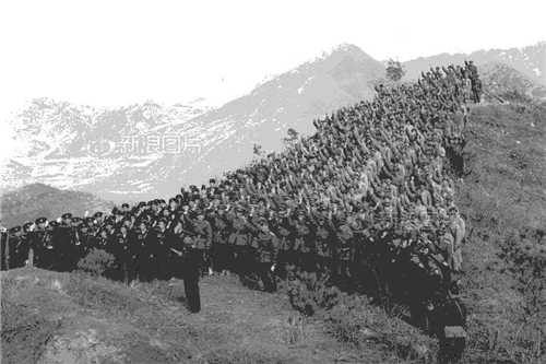 1953年7月27日，《朝鲜停战协定》正式签署。1958年，志愿军撤离朝鲜，仅留下一个7人工作小组负责善后，包括接收在韩国境内发现、转交的志愿军遗骸。1991年9月，7人小组撤回。图为志愿军官兵向上甘岭阵地“告别”。